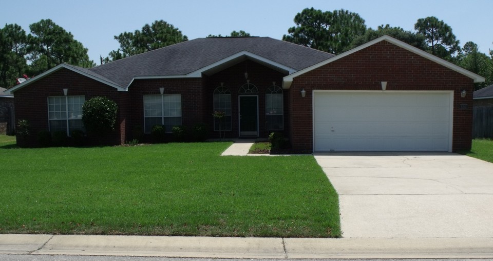 816 ebb tide, pensacola , fl 32507 beautiful contemporary 4/3 home with sparkling pool!